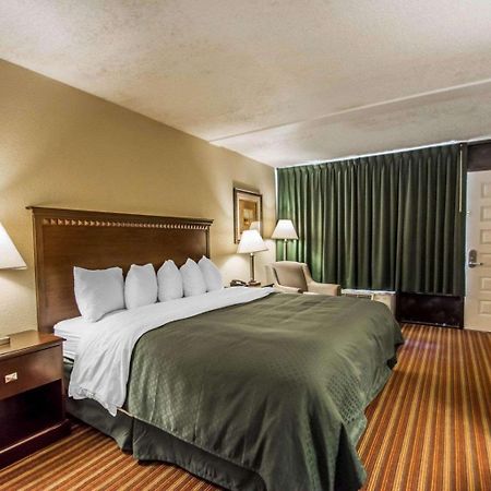 Quality Inn & Suites At Tropicana Field Сент-Питерсберг Экстерьер фото